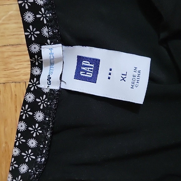 Gap black and white stretchy, tulip style skirt. - Picture 2 of 4